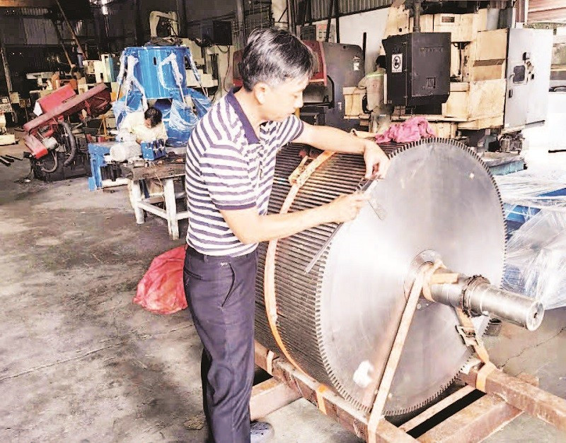Kỹ sư Công ty TNHH Cơ khí 96 (xã Đông Thạnh) kiểm tra chất lượng một sản phẩm chi tiết máy. (Ảnh CTV)