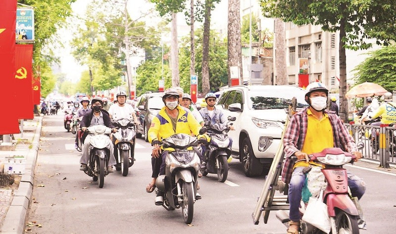 Xe gắn máy lưu thông ở khu vực trung tâm Thành phố Hồ Chí Minh. (Ảnh THẾ ANH)
