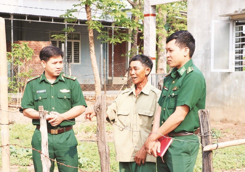 Cán bộ Bộ đội Biên phòng tỉnh Bình Phước thường xuyên xuống với dân, lắng nghe tâm tư, nguyện vọng của dân.