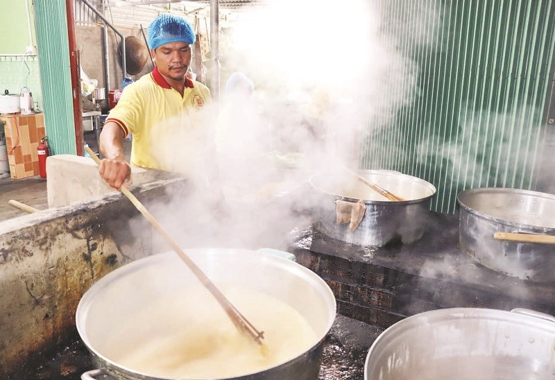 Công nhân người Khmer nấu đường thốt nốt truyền thống.