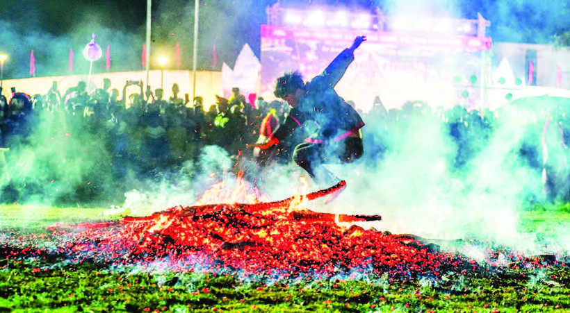 Lễ hội nhảy lửa của dân tộc Pà Thẻn, xã Tân Trịnh, tỉnh Tuyên Quang.