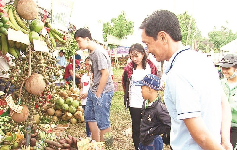 Gian hàng trái cây tại Lễ hội Sông nước miệt vườn ở cồn Mỹ Phước.