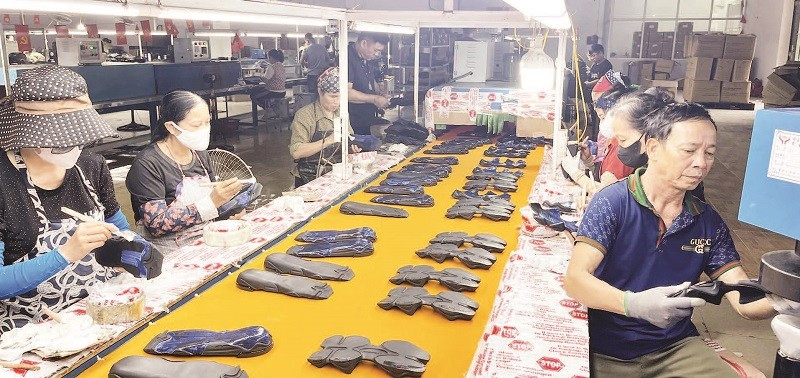 Cơ sở giày Hoàng Hà ở Quán Trắm, xã Gia Phúc tạo việc làm cho khoảng 150 lao động.