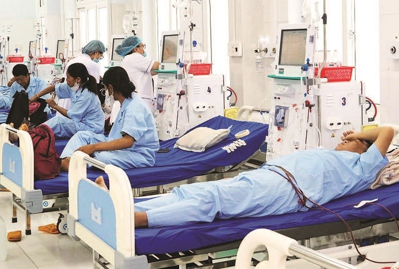 Bệnh nhân suy thận khu vực biên giới tỉnh Lâm Đồng chạy thận nhân tạo tại cơ sở y tế địa phương.