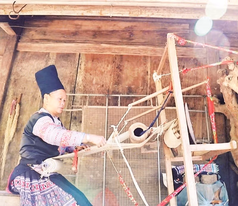 Phụ nữ H’Mông xã Hang Kia gìn giữ nghề dệt thổ cẩm truyền thống.