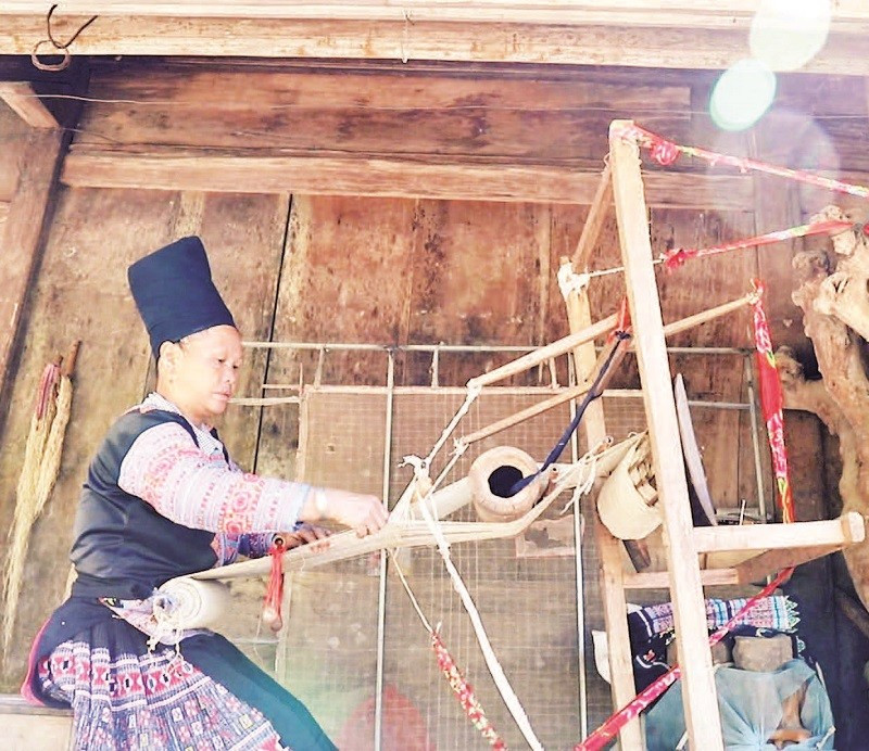 Phụ nữ H’Mông xã Hang Kia gìn giữ nghề dệt thổ cẩm truyền thống.