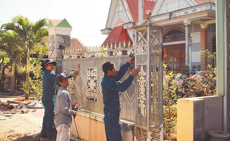 Người dân xã Ia Hiao tự nguyện tháo dỡ cổng, hàng rào hiến đất mở đường.