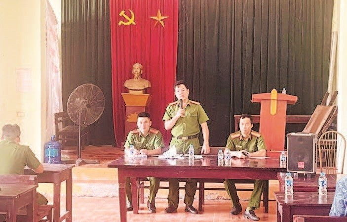 Công an xã Phú Nghĩa tuyên truyền, hướng dẫn các hộ gia đình thực hiện biện pháp bảo đảm an toàn phòng cháy, chữa cháy.