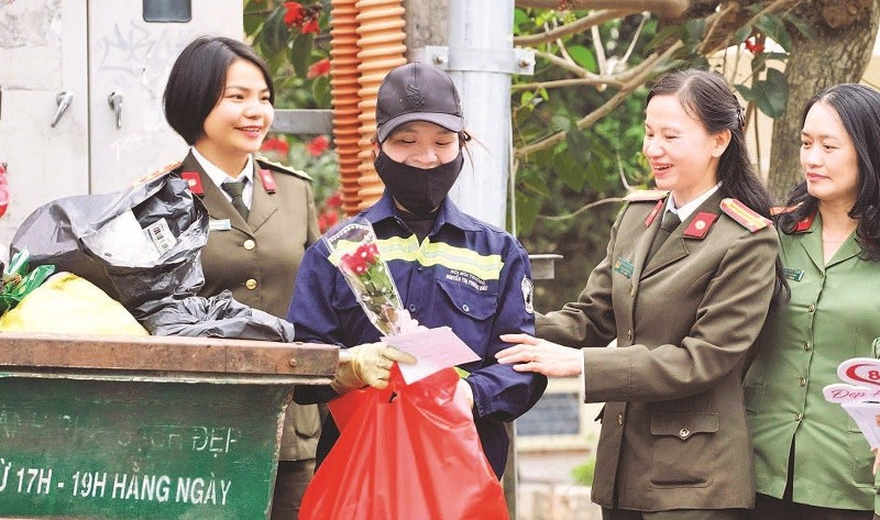 Công nhân môi trường bất ngờ khi nhận quà dịp 8/3 từ cán bộ Công an tỉnh Lâm Đồng.