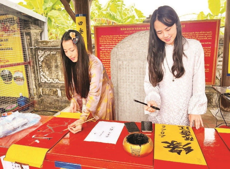 Nhiều bạn trẻ tự tay khai bút chữ mà mình thích.