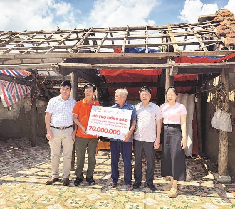 Văn phòng đại diện Báo Nhân Dân tại Hà Tĩnh, Nghệ An, Thanh Hóa kết nối, với nhiều tổ chức, cá nhân, trao tặng hơn 4,2 tỷ đồng hỗ trợ người dân khắc phục hậu quả bão số 10.