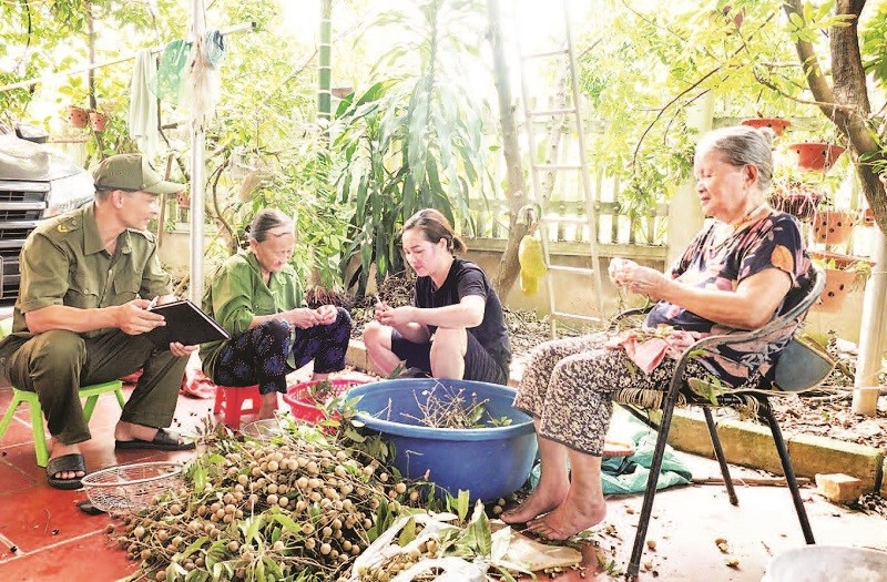 Anh Phạm Văn Cường (ngoài cùng bên trái) thường xuyên đến các hộ dân để nắm bắt tình hình an ninh trật tự cơ sở.