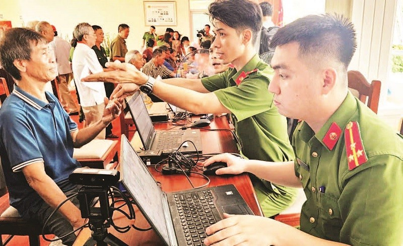Công an thu nhận thông tin từ thân nhân liệt sĩ.