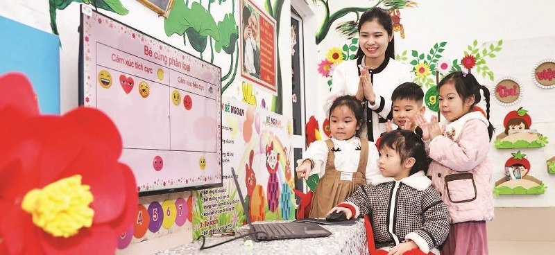 Các em học sinh Trường mầm non Hoa Phượng hào hứng với tiết học qua phần mềm Kidmart.