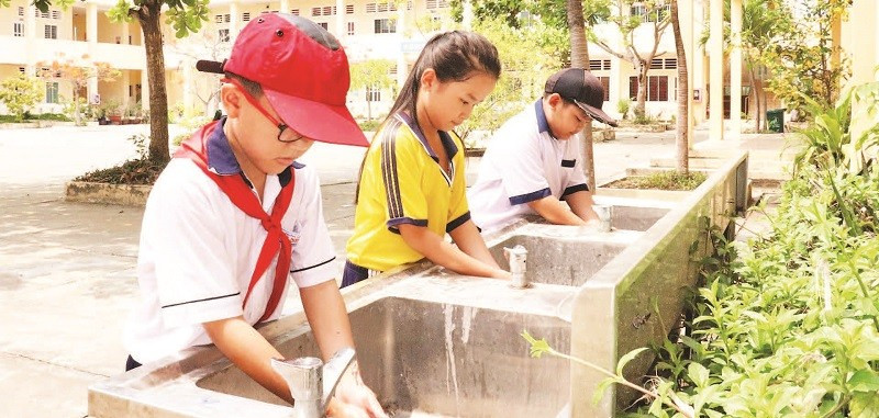 Học sinh Trường tiểu học Lý Nhơn, xã An Lợi Đông sử dụng nước máy của thành phố, bảo đảm nguồn nước sinh hoạt ổn định và an toàn.