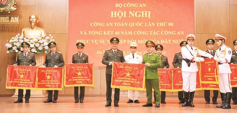 Công an thành phố Huế vinh dự được Bộ Công an tặng cờ thi đua xuất sắc năm 2024.