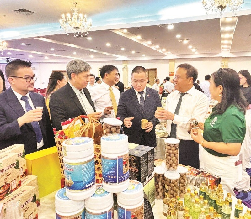 Lãnh đạo tỉnh Quảng Trị giới thiệu các sản phẩm OCOP với các doanh nghiệp quốc tế.