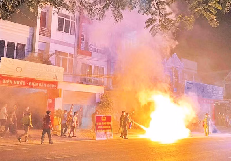 Tổ liên gia an toàn PCCC phường Minh Xuân, tỉnh Tuyên Quang diễn tập phương án chữa cháy.