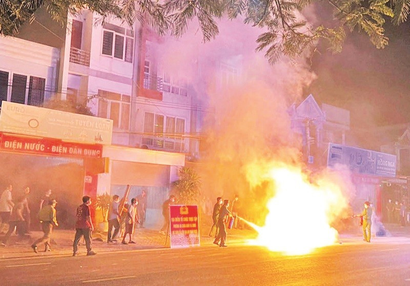 Tổ liên gia an toàn PCCC phường Minh Xuân, tỉnh Tuyên Quang diễn tập phương án chữa cháy.