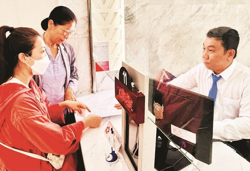 Cán bộ Trung tâm phục vụ hành chính công phường Sài Gòn hỗ trợ và tư vấn cho người dân về thủ tục trích lục giấy đăng ký kết hôn cũng như một số thủ tục hành chính khác.