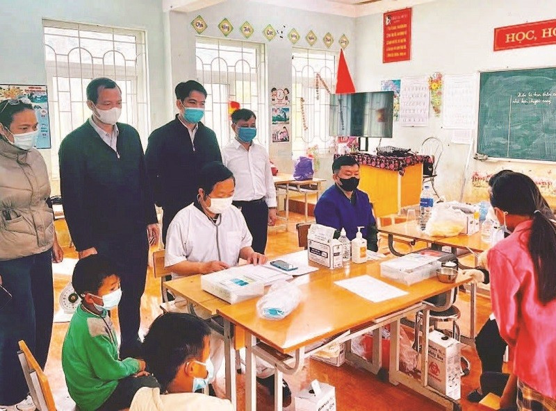 Cán bộ y tế tỉnh Phú Thọ, xã Pà Cò tham gia dập dịch sởi - rubella tại trường học.