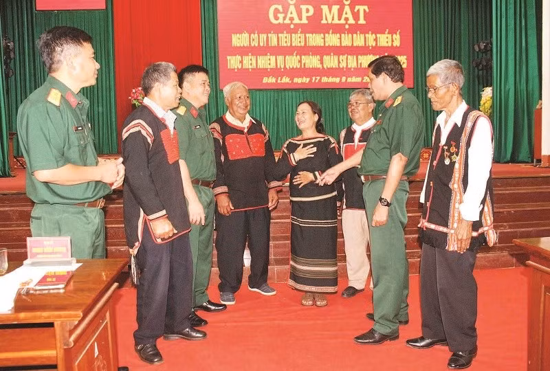 Lãnh đạo Bộ Chỉ huy quân sự tỉnh Đắk Lắk trao đổi với những người có uy tín trong đồng bào dân tộc thiểu số thực hiện nhiệm vụ quốc phòng, quân sự địa phương năm 2025.