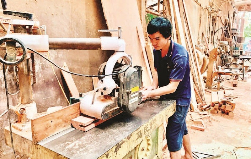 Cơ sở sản xuất đầu tư thiết bị, máy móc vào sản xuất để nâng cao năng suất, chất lượng sản phẩm đồ mộc.