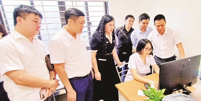 Đoàn công tác của Sở Y tế tỉnh Hưng Yên kiểm tra, đánh giá việc thực hiện hồ sơ bệnh án điện tử tại Bệnh viện đa khoa Đông Hưng.