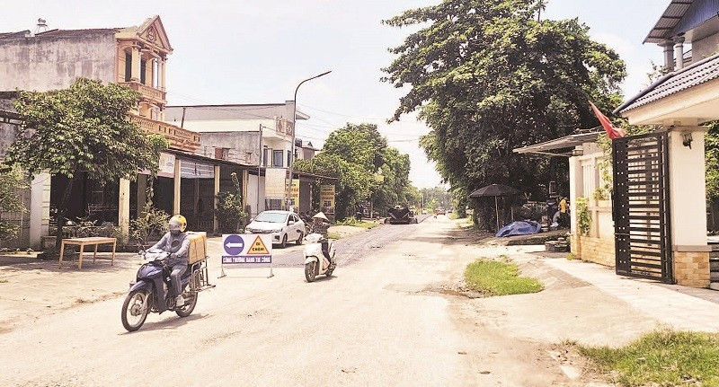 Một tuyến giao thông qua xã bị xuống cấp, nhiều ổ voi, ổ gà.