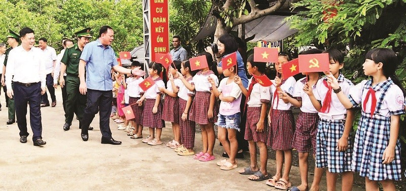 Lãnh đạo tỉnh Đồng Nai thăm khu dân cư liền kề chốt dân quân xã Thanh Hòa.