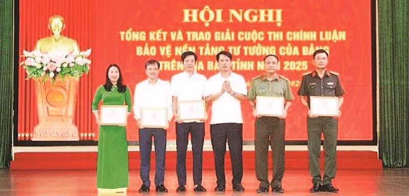 Lãnh đạo Ban Tuyên giáo và Dân vận Tỉnh ủy Thanh Hóa trao chứng nhận cho các tập thể có thành tích xuất sắc trong chỉ đạo, triển khai cuộc thi. (Ảnh MAI LUẬN)
