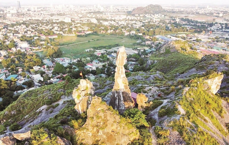 Hòn Vọng Phu trong không gian đô thị ở Thanh Hóa.