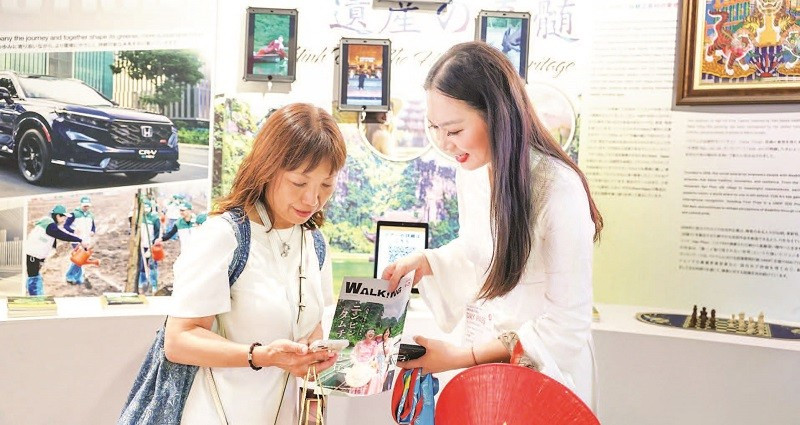 Các đối tác tham quan, tìm hiểu sản phẩm du lịch Ninh Bình tại Hội nghị xúc tiến đầu tư du lịch tỉnh Ninh Bình tại Nhật Bản. (Ảnh Báo Ninh Bình )