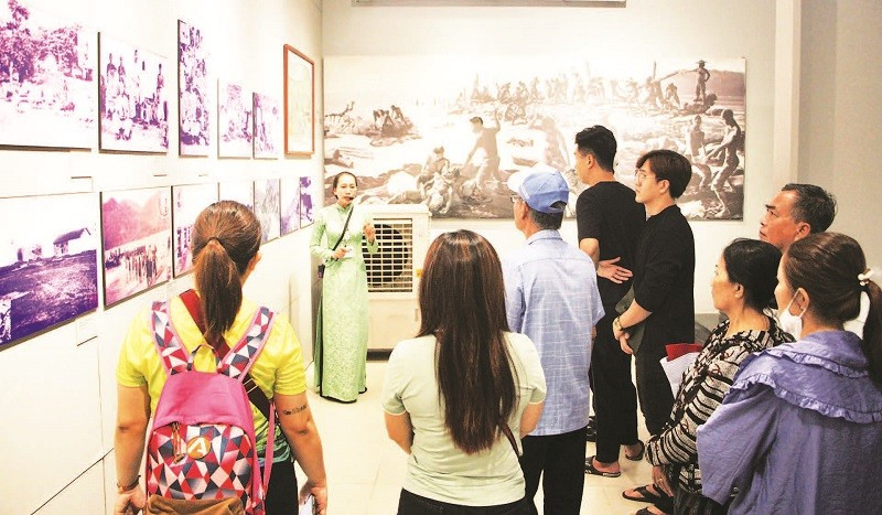 Du khách tham quan Côn Đảo. (Ảnh THÙY TRANG)