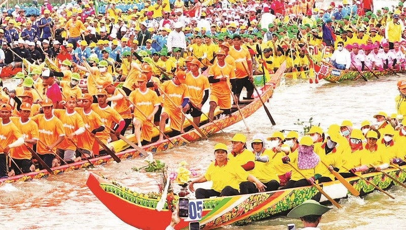 Lễ hội đua ghe ngo tại Cần Thơ.