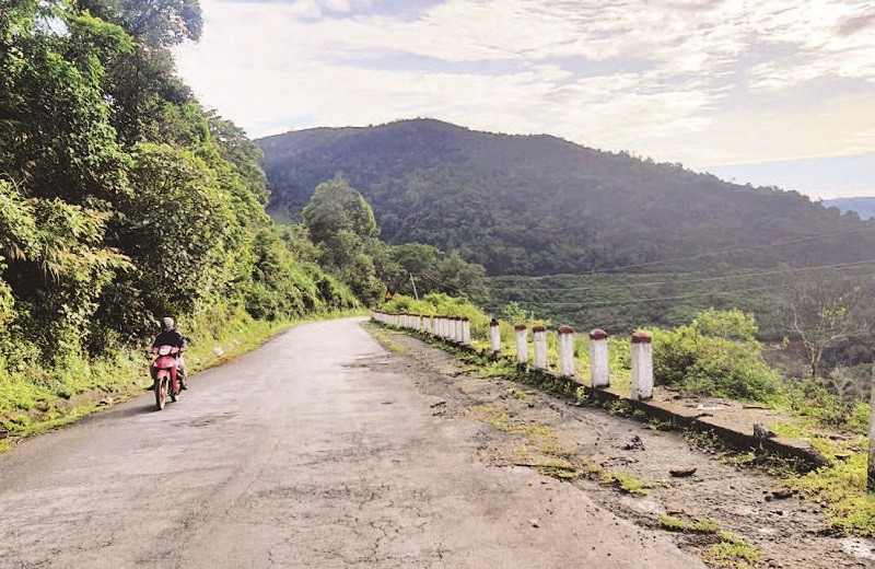 Quốc lộ 24 đoạn qua đèo Violak xuống cấp, khuất tầm nhìn nhiều rủi ro tai nạn giao thông.