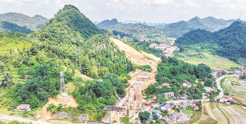 Một số vị trí cầu lớn vượt sông, phấn đấu trước Tết Nguyên đán sẽ thông toàn tuyến.