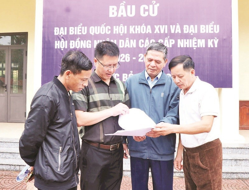 Rà soát danh sách cử tri được niêm yết công khai tại Nhà văn hóa tổ dân phố Dương Sơn, phường Tam Sơn, tỉnh Bắc Ninh.