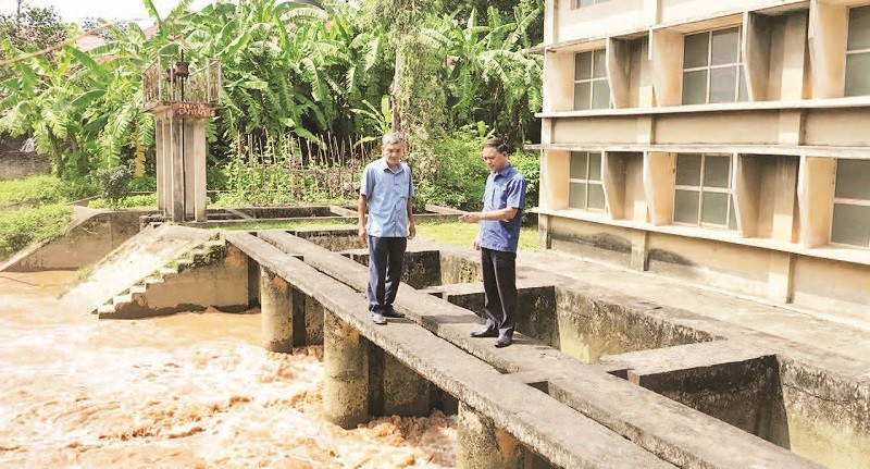 Cán bộ Xí nghiệp thủy nông Lâm Thao kiểm tra việc vận hành điều tiết nước tại Cụm bơm Diên Hồng.