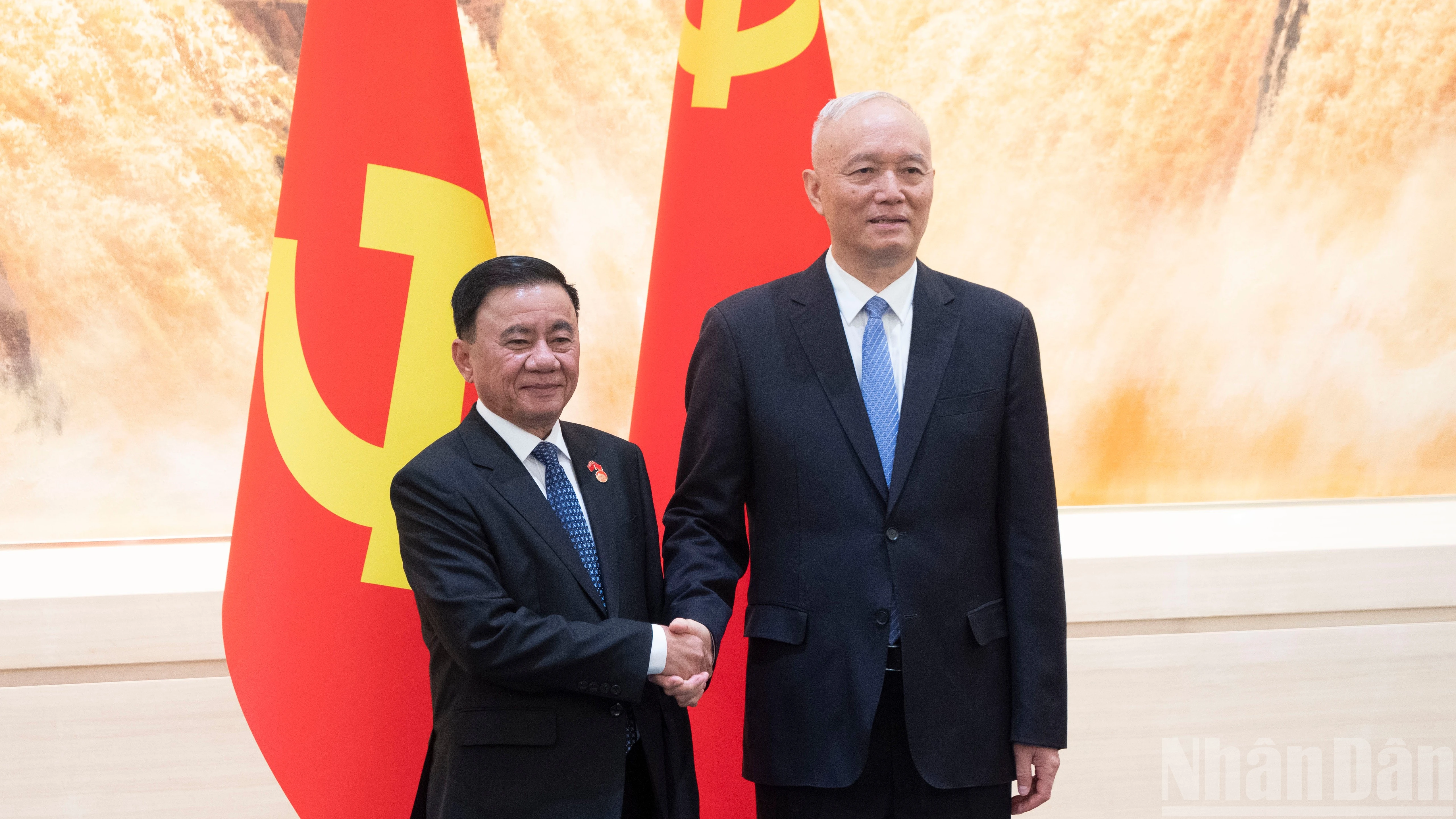 Ảnh Thường trực Ban Bí thư Trần Cẩm Tú hội đàm với Ủy viên Thường vụ Bộ Chính trị Đảng Cộng sản Trung Quốc Thái Kỳ