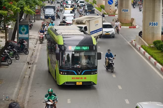 Xe buýt điện lưu thông trên đường phố Hà Nội.
