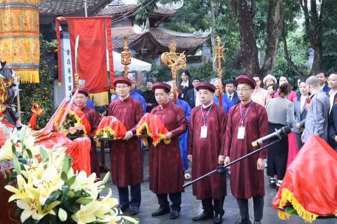 Lãnh đạo xã Ba Vì và nhân dân thực hiện nghi lễ dâng hương tưởng niệm ngày hóa Đức Thánh Tản Viên Sơn.