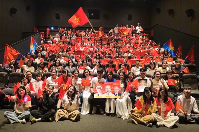 Các bạn trẻ hào hứng xem phim "Tổ quốc trong tim: The concert film"