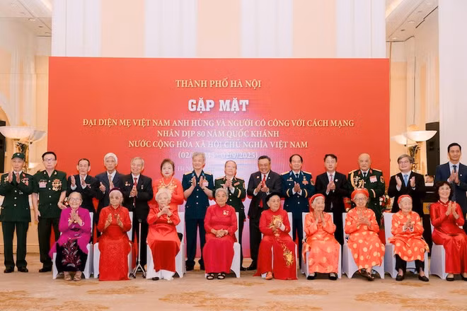 Các đồng chí lãnh đạo thành phố Hà Nội gặp mặt, tri ân người có công với cách mạng nhân kỷ niệm 80 năm Quốc khánh 2/9.