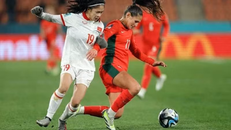 Pha tranh bóng giữa cầu thủ nữ Việt Nam và Bồ Đào Nha.