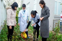 Cán bộ y tế hướng dẫn người dân trên địa bàn thành phố Hà Nội dọn dẹp vệ sinh, bảo vệ môi trường, phòng, chống sốt xuất huyết.