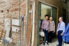Thừa phát lại Ba Đình đi ghi nhận sự kiện hành vi để lập vi bằng. 