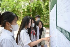 Chú thích ảnh Chú thích: Thí sinh xem thông tin phòng thi tốt nghiệp THPT tại điểm thi Trường trung học cơ sở Minh Khai (Hà Nội). (Ảnh: THẾ ĐẠI)