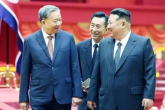 Tổng Bí thư Đảng Lao động Triều Tiên, Chủ tịch Quốc vụ Triều Tiên Kim Jong Un đón Tổng Bí thư Tô Lâm. (Ảnh: TTXVN)