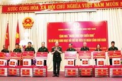 Trung ương Hội Cựu chiến binh Việt Nam tặng nhà "Nghĩa tình cựu chiến binh" và tặng quà các cựu chiến binh tỉnh Cao Bằng.